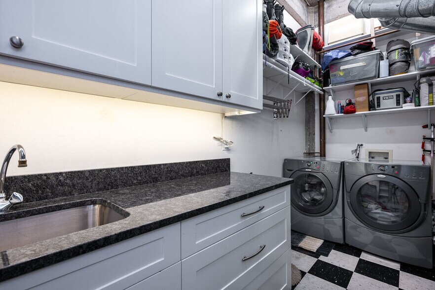 Building Photo - 850 W Adams St