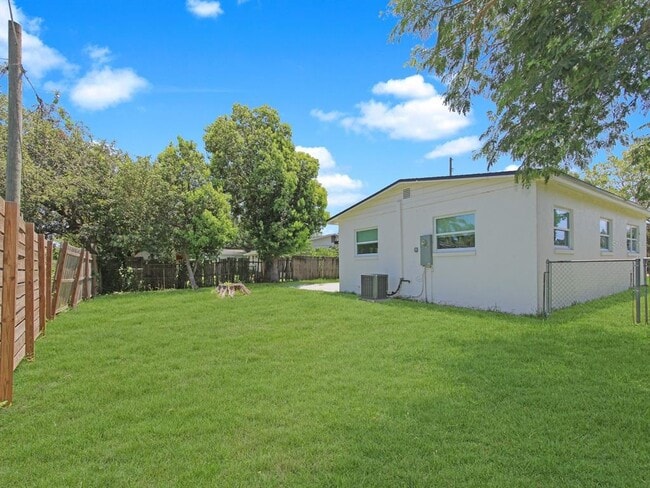 Building Photo - 2806 Bonneville Dr