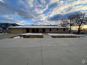 Building Photo - 4 bedroom 3 1/2 bath home 2 car garage