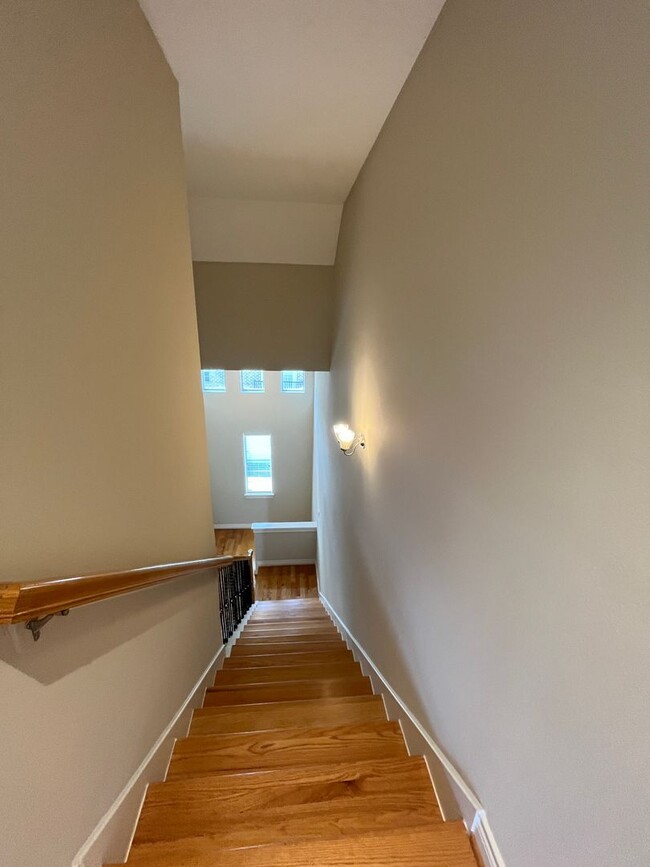 Building Photo - Wonderful 4/3.5 Townhome