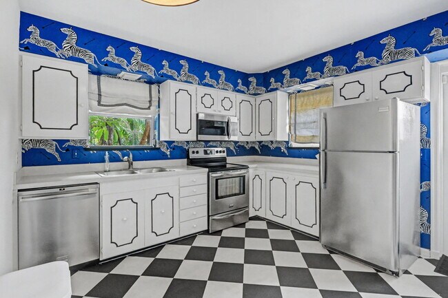 Building Photo - 240 Oleander Ave