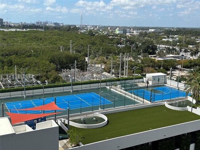 Building Photo - Luxury 2BR + Den Residence with Panoramic ...