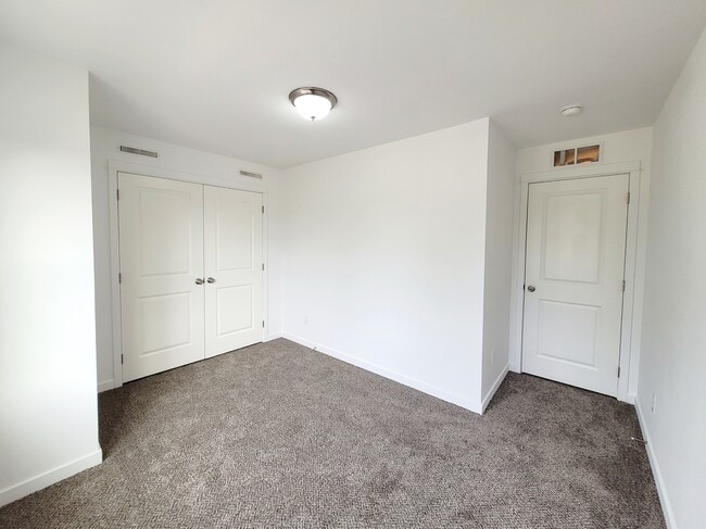 Building Photo - 729 Bates St SE