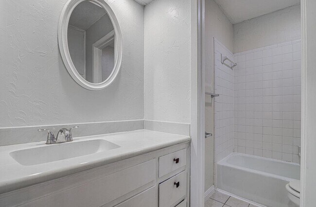 Building Photo - 1807 Briar Hill Dr