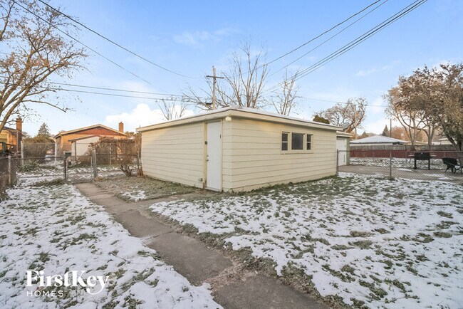 Building Photo - 15114 Oak St