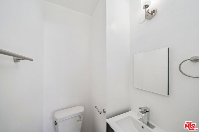 Building Photo - 217 S Carondelet St