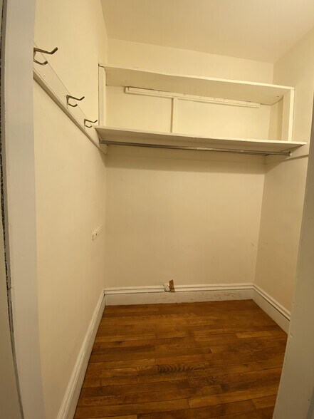 Building Photo - 468 Park Dr
