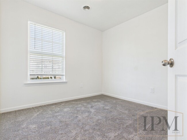 Building Photo - Newly Renovated!  3 bedrooms, 2 full baths...
