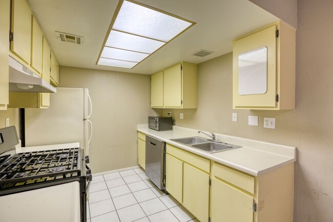 Building Photo - 1 Bed / 1 Bath Comfortable Townhome in Las...