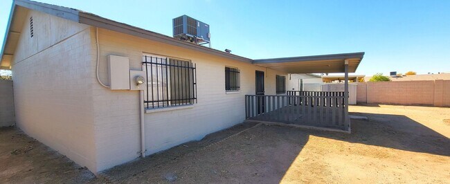 Building Photo - CHARMING GEM ON THE WEST SIDE!!!