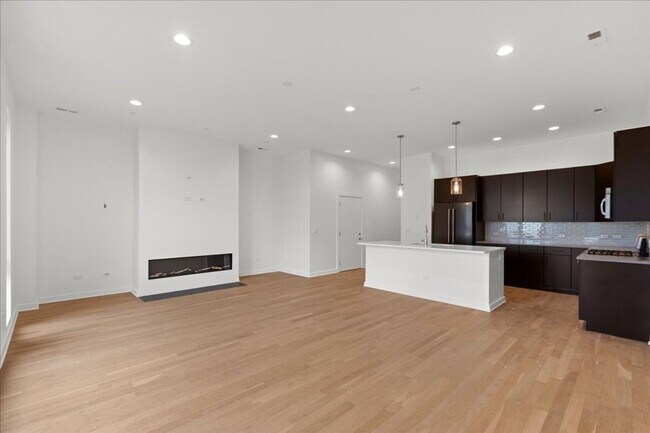 Building Photo - 1651 W Chicago Ave