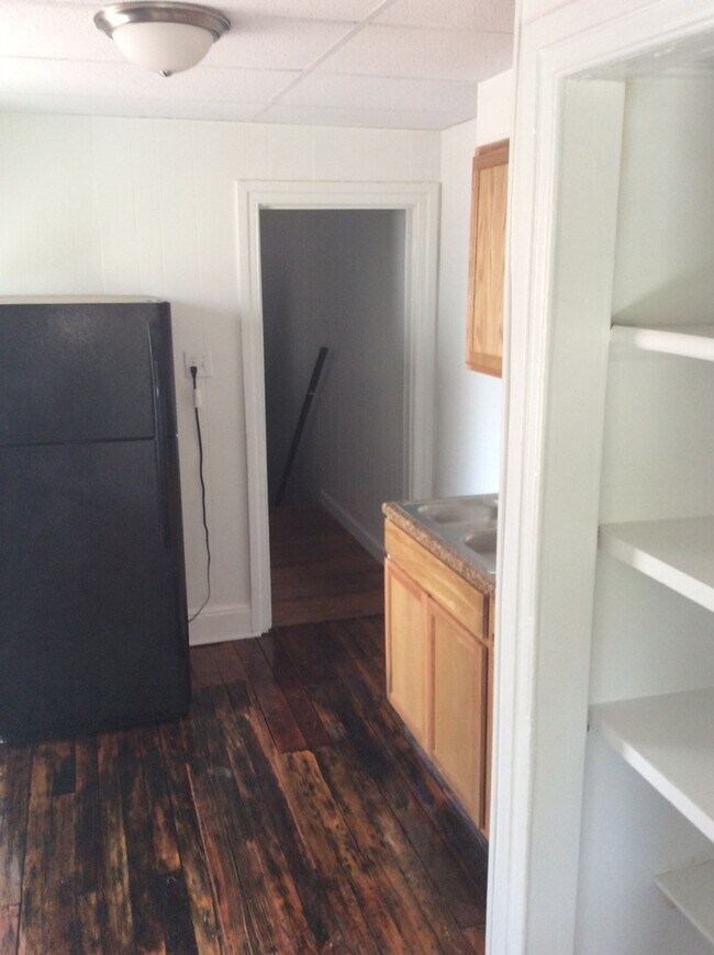 Building Photo - 3 Bedroom 1 Bath 2nd/3rd Floor Apartment-York City SD