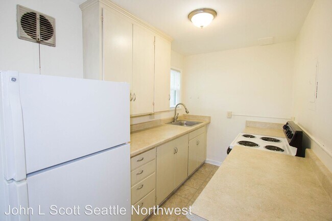 Building Photo - 7035 Beach Dr SW