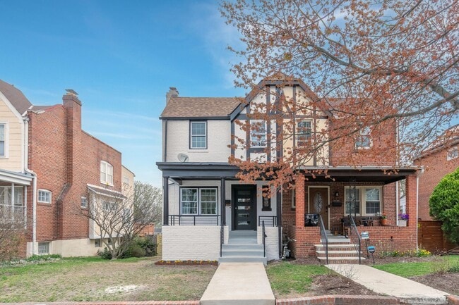 Building Photo - Spacious Fully Renovated Tudor Duplex w/ 3...