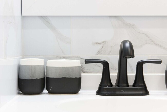 Building Photo - 240e E 75th St