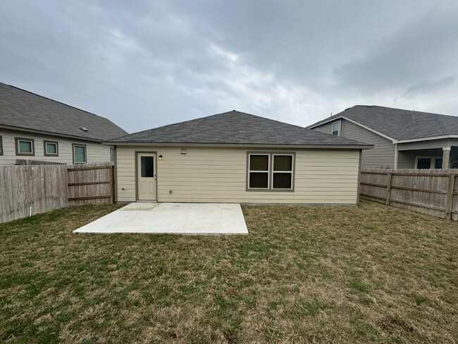 Building Photo - Adorable 4 bedroom 2 bath home in Heatherf...