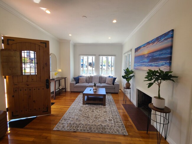 Building Photo - Charming 2 Bed 1 bath "fully furnished mon...