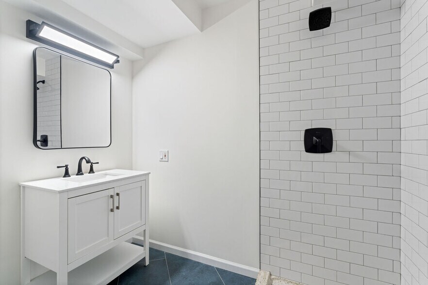 Building Photo - 823 W Roscoe St