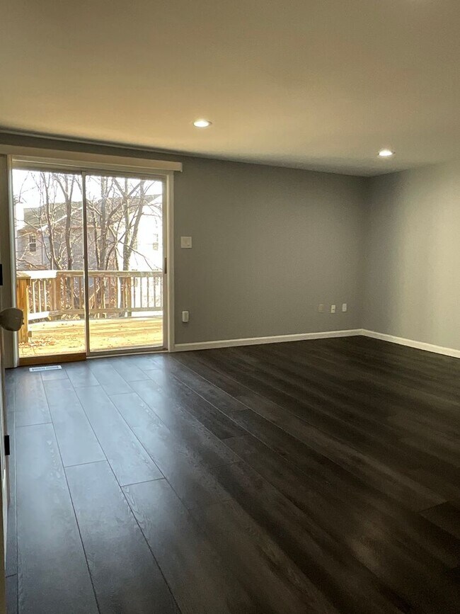 Building Photo - Beautiful 2BR 2BA 3 level townhome located in the Bowling Brook Farms Community