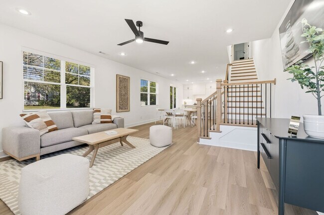 Primary Photo - 1337 Van Buren Ave