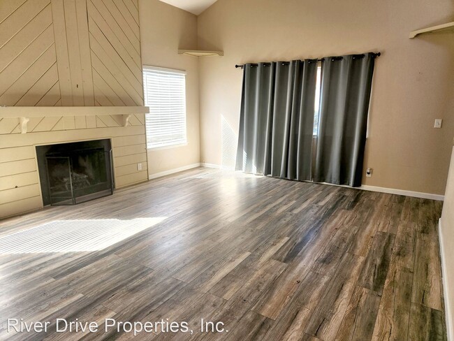 Building Photo - 2 br, 2.5 bath House - 932 E. Oakridge Avenue