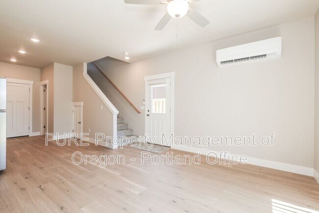 Building Photo - 512 NE Trillium Dr