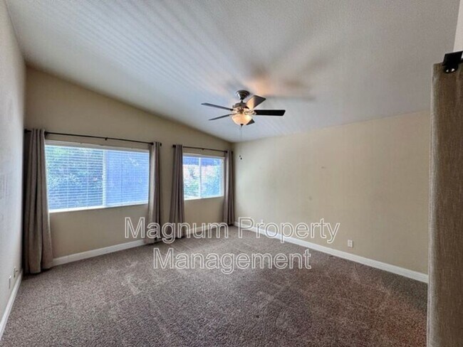 Building Photo - 30997 Oakhill Dr