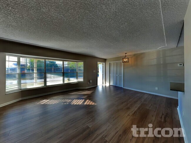 Building Photo - 3516 E Roundtree Dr