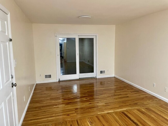 Living room with balcony - 317 Summer Ave