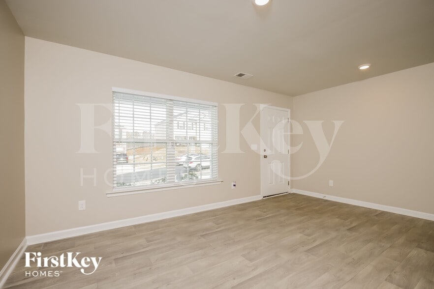 Building Photo - 2043 Longshadow St