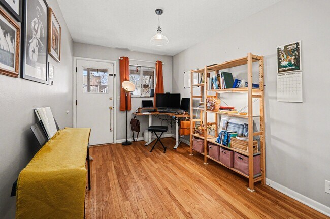 Building Photo - 924 Lutz Ave