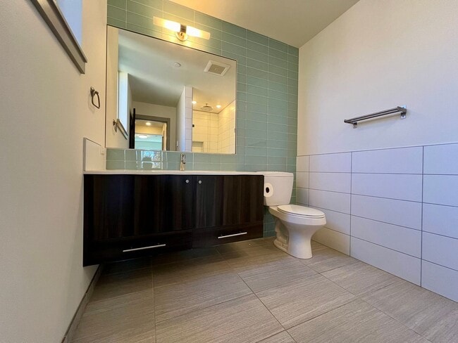 Building Photo - LUXURY ALKI 3 BED TOWNHOME FOR RENT W EXPANSIVE WATER VIEWS!