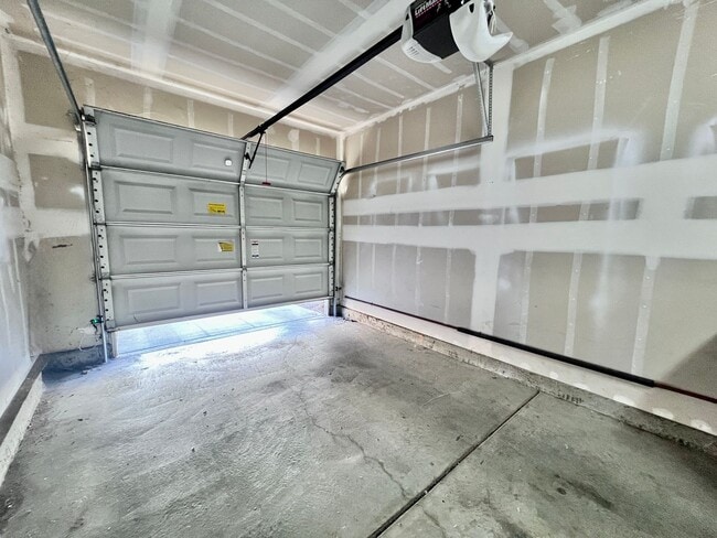 Building Photo - $2,295 Herndon & Armstrong, 2 Bedroom Cond...