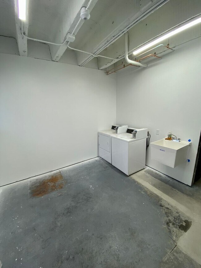 Building Photo - Available August 1st - 2 Bed 1 Bath, Bonus...