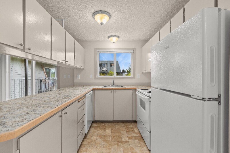 Building Photo - 11540 Pinehurst Way NE