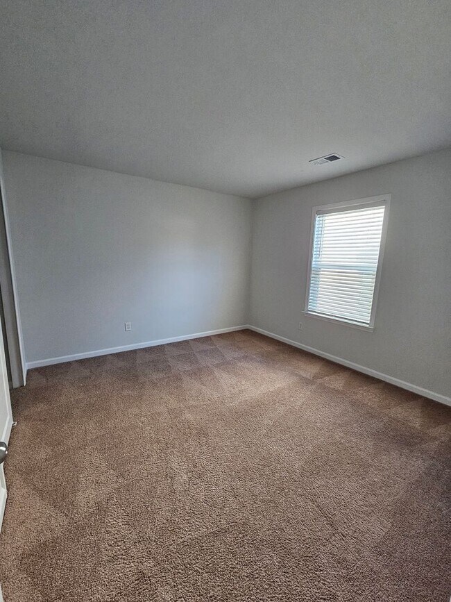 Building Photo - Spacious Two-Story Living on a Premium Lot...