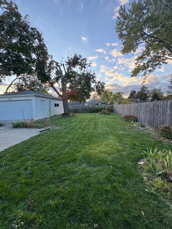 Building Photo - 896 Webster Ln