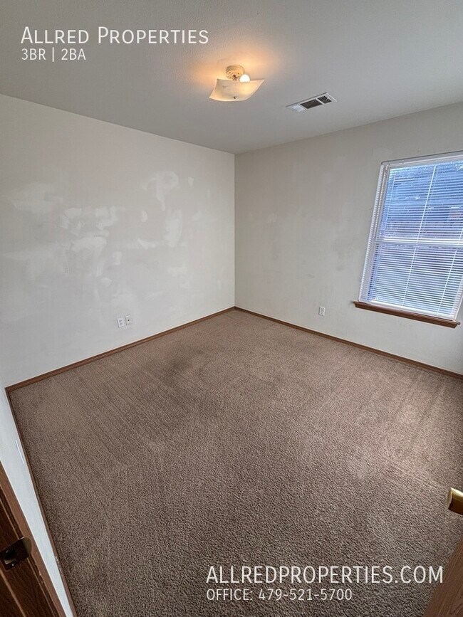 Building Photo - 305 E Asher Ct