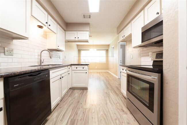 Building Photo - 22403 Deville Dr