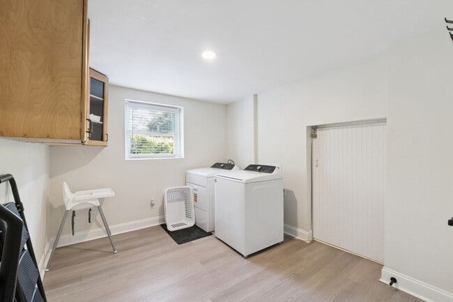 Building Photo - Fully Furnished: Beautiful 4-Bedroom Home ...