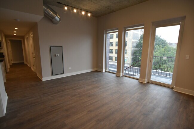 Building Photo - 3833 N Broadway