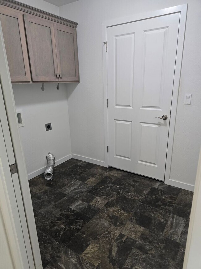 Building Photo - 3 bed 2 bath Home for Rent in Grants Pass