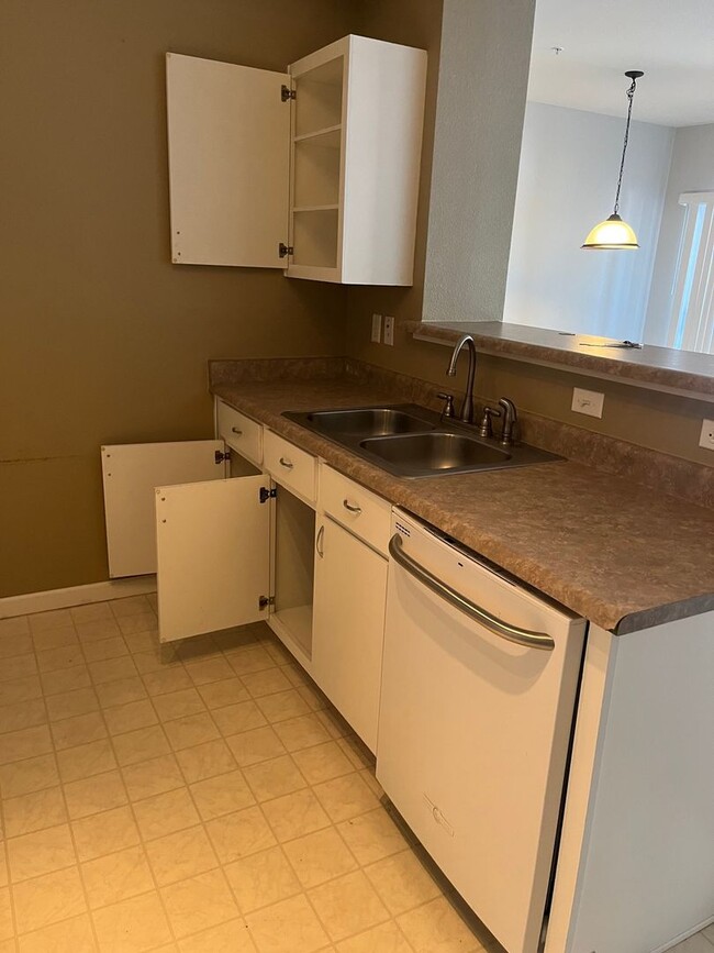 Building Photo - 2 Bedroom Condo in Parker
