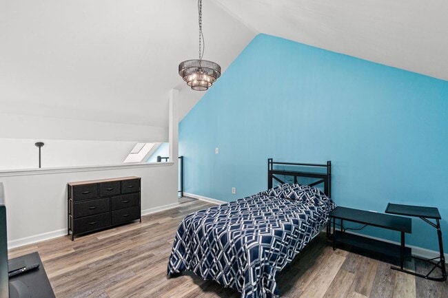 Building Photo - Fully furnished condo minutes from the beach!