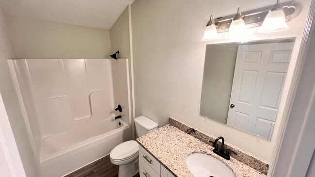 Building Photo - DISCOVER THE BEAUTIFUL 2 Bd/2Ba Duplex in Sebring!!