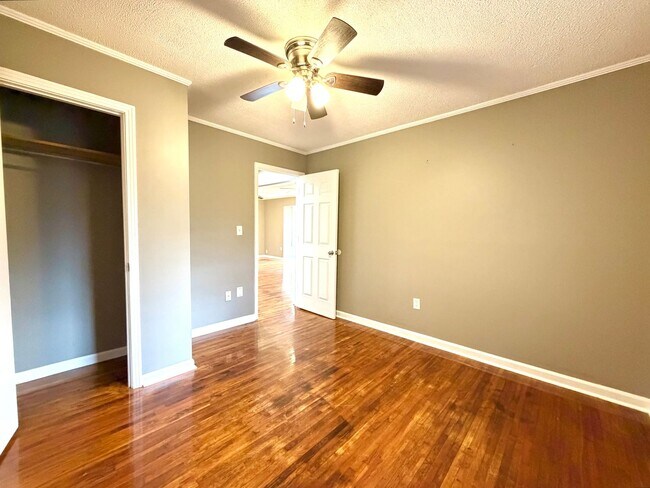 Building Photo - 838 Potters Ln