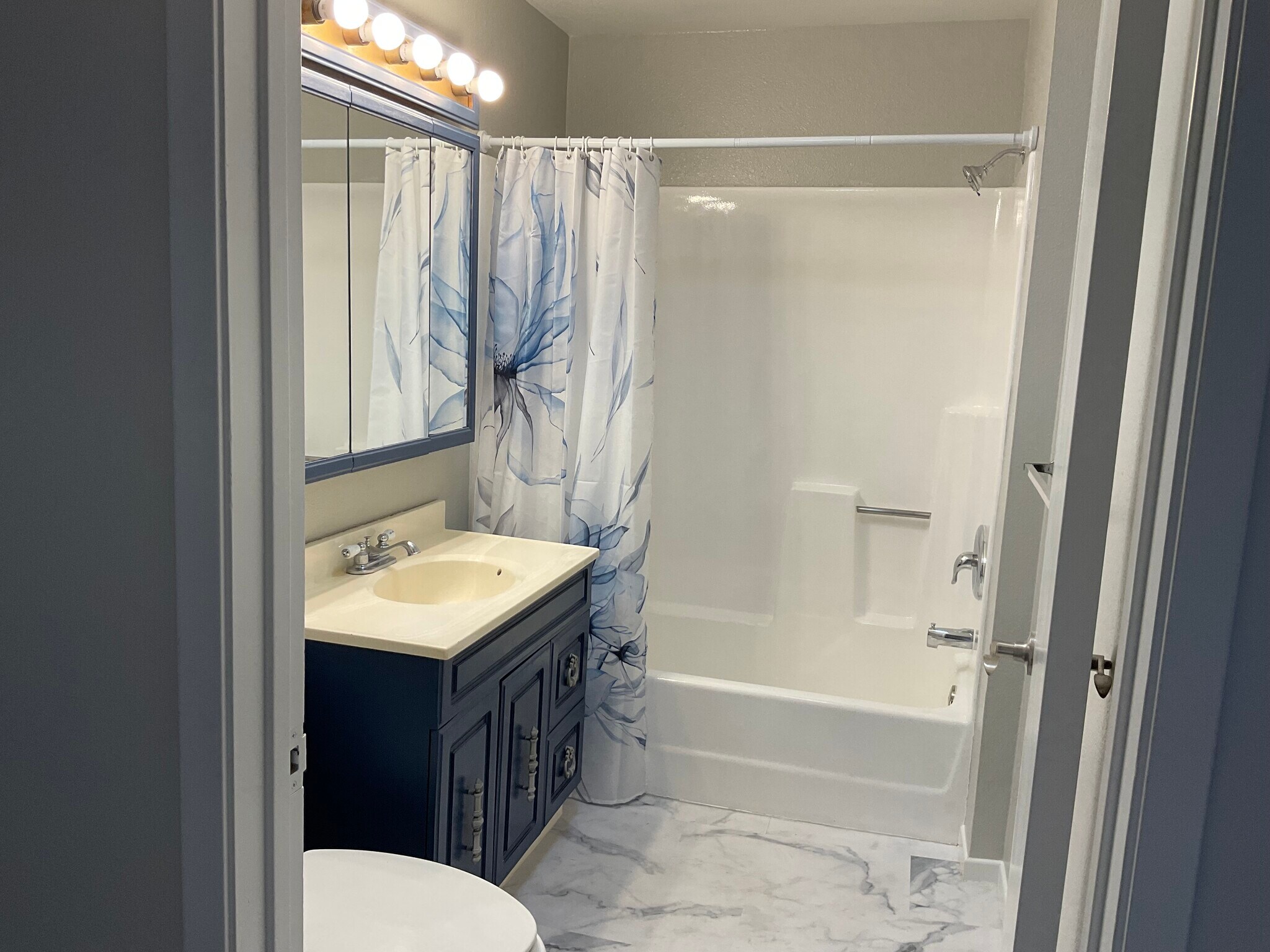 Second bathroom - 22947 San Vicente Rd