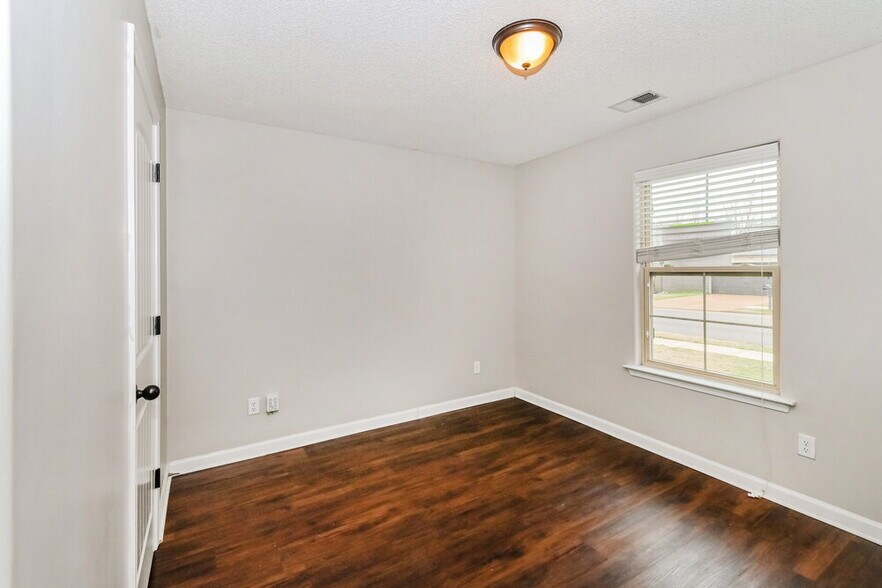 Building Photo - 9440 Darren Cir S