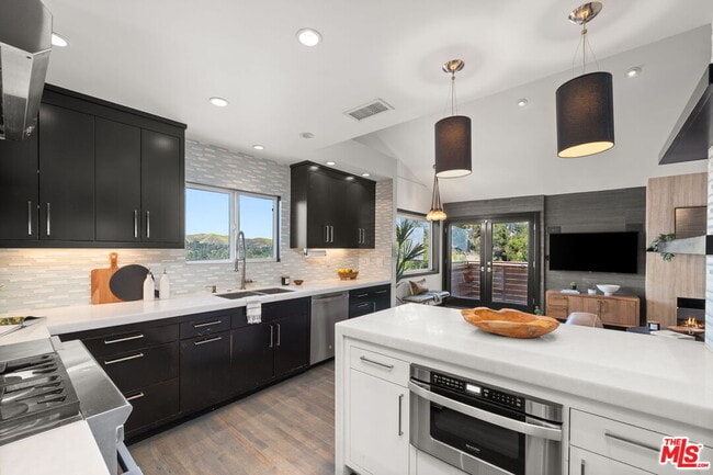 Building Photo - 28207 Laura La Plante Dr