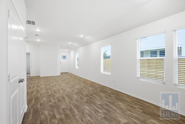 Building Photo - 306 Constanza Trl